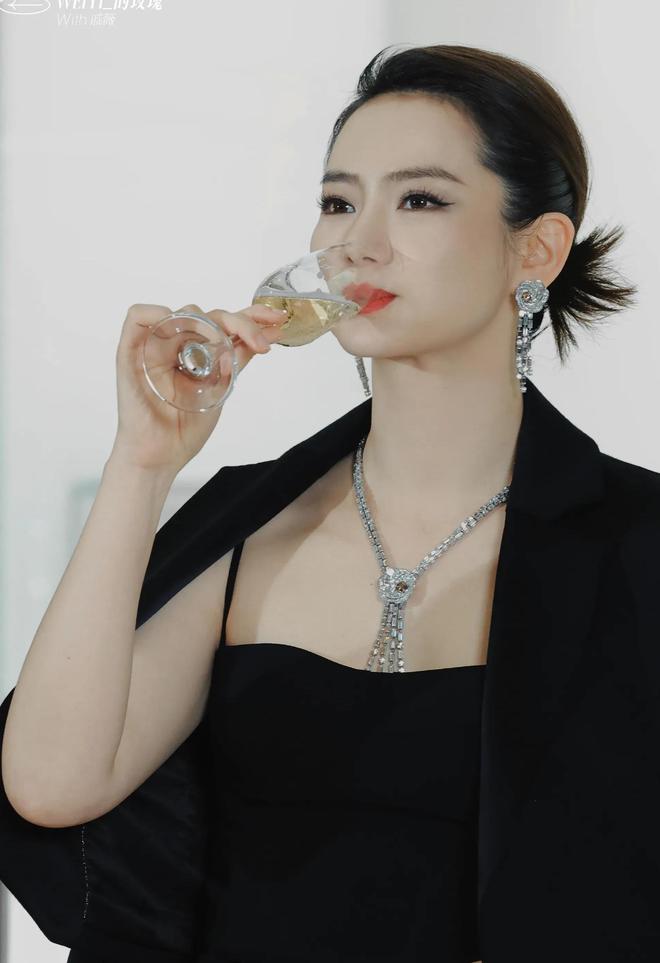 戚薇多元发展，魅力无限，最新动态揭秘